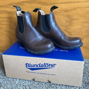 Women’s Blundstone Chelsea heeled boots vegan leather size 6